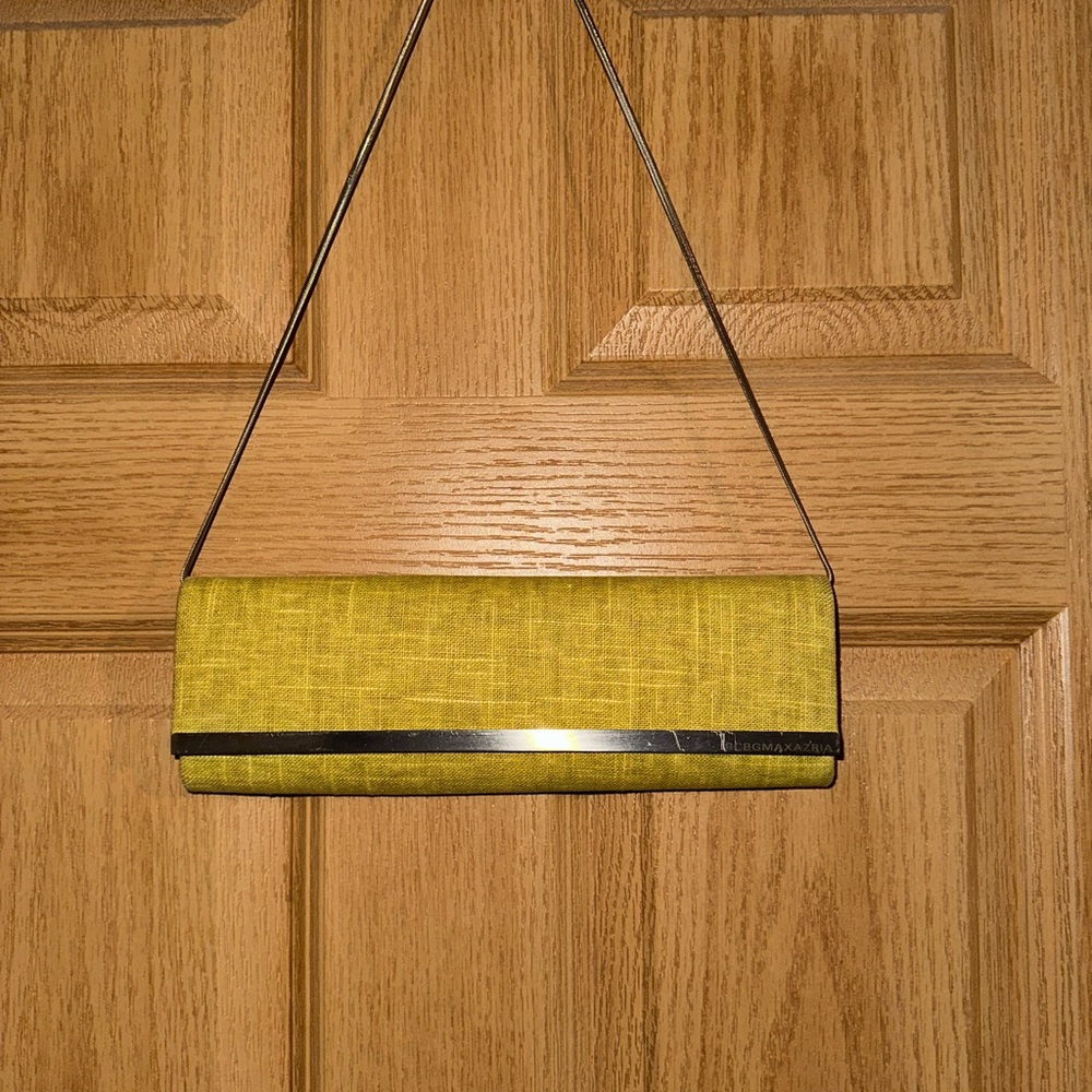 Gently used bag. Minor scratches on metal near BCBG name. Super clean bag.